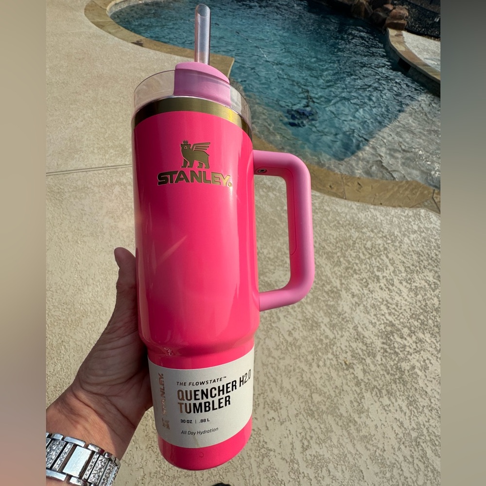 NIB PINK PARADE 30 Oz. Flowstate Quencher H2O Tumbler. Never used